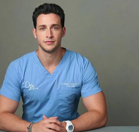 Điểm lại những gương mặt vụt sáng chỉ sau một đêm - 7 Mike Varshavski vốn chỉ coi Instagram là một địa chỉ để chia sẻ những câu chuyện vặt vãnh hàng ngày. Tuy nhiên, vẻ điển trai của Mike Varshavski lại khiến cho vô số người nghiêng ngả và tạp chí People cũng đã vinh danh Varshavski là chàng bác sĩ hấp dẫn nhất hành tinh.