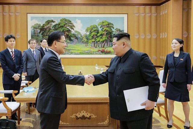 Tổng thống Trump: Hàn Quốc sắp ra tuyên bố quan trọng về Triều Tiên - 2
Nhà lãnh đạo Triều Tiên Kim Jong-un bắt tay ông Chung Eui Yong, Giám đốc Hội đồng An ninh Quốc gia Hàn Quốc ngày 5/3. (Ảnh: Reuters)