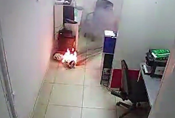 Kinh hoàng khoảnh khắc xe điện cân bằng phát nổ suýt gây hỏa hoạn - 1 Ngọn lửa bùng lên dữ dội từ chiếc xe điện cân bằng sau khi sản phẩm tự phát nổ