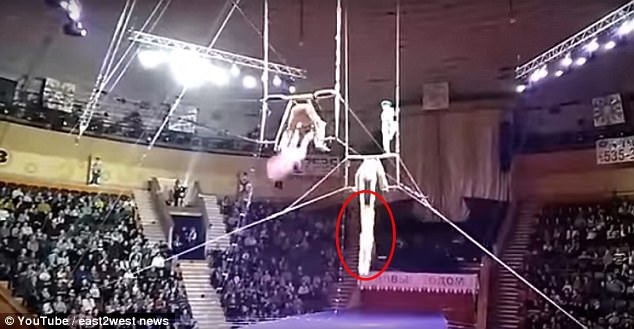 Nghệ sĩ xiếc nhào lộn rơi ngã từ độ cao 12m - 1 Yulia Tikaeva đang thực hiện các động tác nhào lộn trên không thì bất ngờ gặp phải sự cố nghiêm trọng.