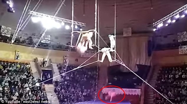 Nghệ sĩ xiếc nhào lộn rơi ngã từ độ cao 12m - 4 Yulia đã rơi trúng vào mép lưới bảo vệ và bật ra ngoài, rơi xuống sàn sân khấu. Khi người ta đưa cô đi cấp cứu, Yulia đã rơi vào tình trạng bất tỉnh.