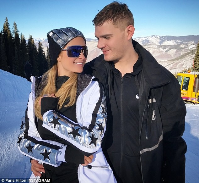 Paris Hilton đã đính hôn với bạn trai - 5
Nhà kim hoàn Michael Greene tiết lộ Chris Zylka đi chọn mua nhẫn đính hôn rất kỹ càng và đã hỏi ý kiến bố bạn gái trước đó