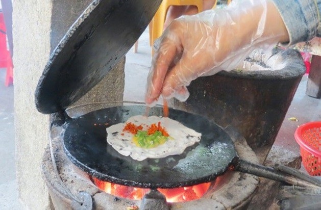 5.000 đồng để khám phá ẩm thực xứ Huế - 9 Đổ bánh ép Thuận An