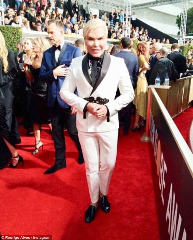 "Búp bê Ken" Rodrigo Alves buồn bực khi quên mặc đồ đen dự lễ trao giải Quả Cầu Vàng - 5
Rodrigo Alves tươi tắn và tự hào khi lần đầu được dự lễ trao giải điện ảnh nổi tiếng này nhưng cũng vẫn buồn lòng khi không mặc đồ đen