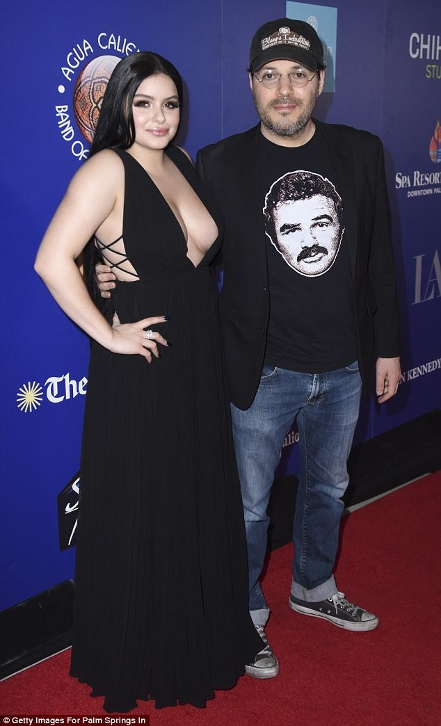 Ariel Winter khoe ngực khủng, da trắng mịn - 5
Năm ngoái cô gây sốt khi tiết lộ phải thu nhỏ vòng một vì ngực quá cỡ gây khó khăn trong cuộc sống hàng ngày cũng như lựa chọn trang phục