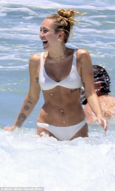 Miley Cyrus xuất hiện sau tin đồn bí mật kết hôn - 5
Nữ ca sỹ 25 tuổi và bạntrai 28 tuổi giữ im lặng trước thông tin này