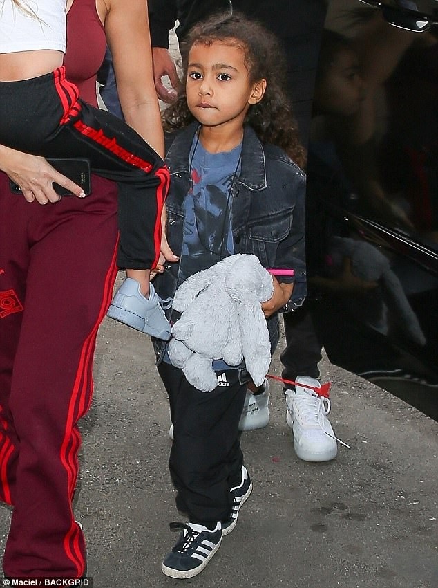 Kim Kardashian đón con thứ 3 nhờ phương pháp mang thai hộ - 5
North là con gái đầu lòng của Kim. Kim mang thai 2 lần đều khó khăn, vất vả nên lần thứ 3 cô buộc phải nhờ người mang thai hộ