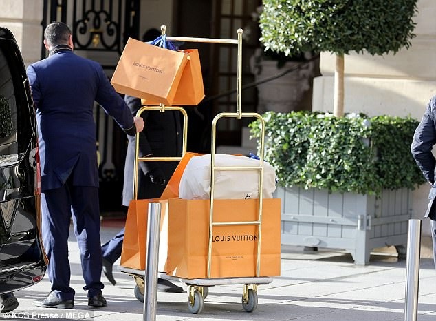 David Beckham đi sắm hàng hiệu tại Pháp - 5
David Beckham phóng tiền mua loạt hàng hiệu trong chuyến mua sắm