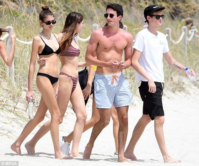 Con gái Cindy Crawford khoe dáng thon thả - 3
Người mẫu 16 tuổi cùng bạn bè vui đùa trên bãi biển