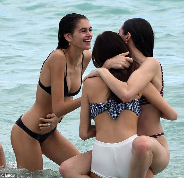 Con gái Cindy Crawford khoe dáng thon thả - 4
Cô con gái 16 tuổi của siêu mẫu Cindy Crawford ngày càng nổi tiếng giống cha mẹ của mình