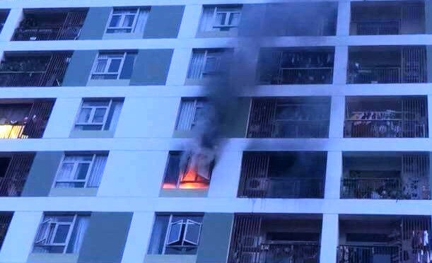 Cháy căn hộ tầng 8 chung cư, cư dân tháo chạy hỗn loạn - 2 Cận cảnh căn hộ xảy ra hỏa hoạn tài chung cư ở quận 2, TPHCM.