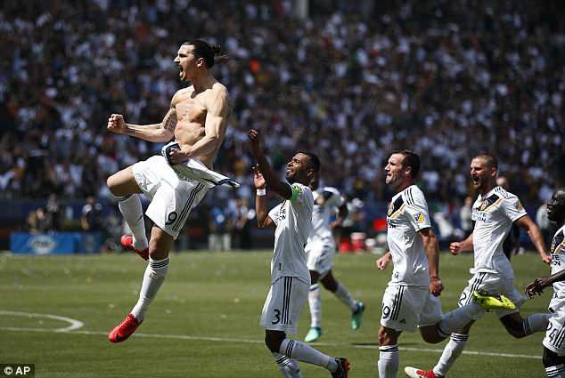 Ibrahimovic tỏa sáng rực rỡ ngày ra mắt, LA Galaxy ngược dòng khó tin - 1 Ibrahimovic tỏa sáng rực rỡ trong ngày ra mắt LA Galaxy