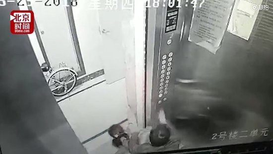 
Hai bé cố với ra ngoài nhưng lại bị tên này giữ lại.
