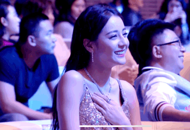 Thư giãn trước khi bắt đầu tuần làm việc mới với loạt ảnh động siêu hài hước - 15 Nụ cười khiến bao chàng trai phải “điêu đứng”