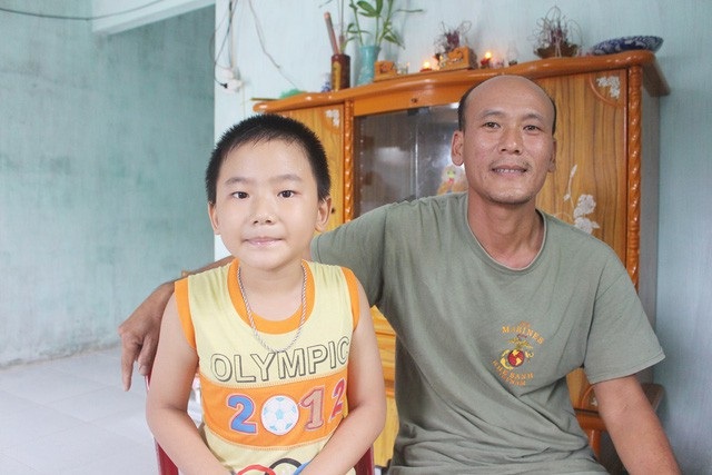 Bố cậu bé “thần đồng” mong có môi trường tốt để phát huy tài năng của con - 1
Nhiều em bé ở quê gọi bé Nguyễn Hữu Tiến là thần đồng bởi khả năng đặc biệt về khoa học tự nhiên, khoa học xã hội. Trong ảnh: Bé Tiến cùng bố.