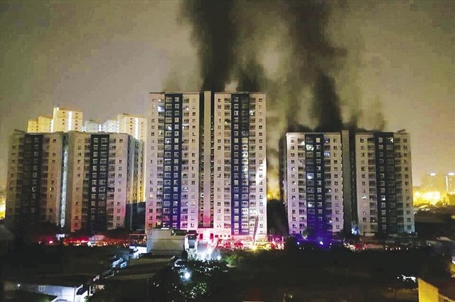 Hàng loạt chính sách quan trọng có hiệu lực trong tháng 4 - 1 Khu chung cư cao cấp ở TP HCM vừa xảy ra cháy nổ khiến 13 người thiệt mạng, hàng chục người bị thương