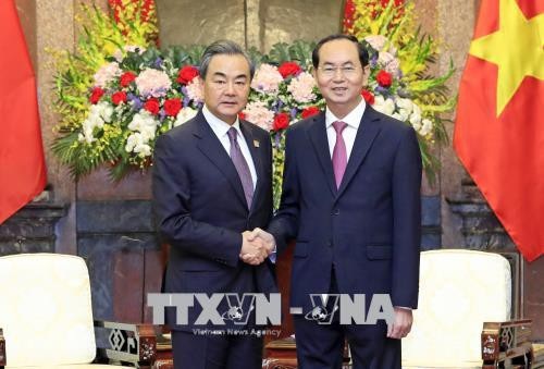 Chủ tịch nước: Kiểm soát bất đồng, gìn giữ hòa bình ổn định ở Biển Đông - 1 Chủ tịch nước Trần Đại Quang tiếp Bộ trưởng Ngoại giao Trung Quốc Vương Nghị sáng 1/4 (ảnh: TTXVN)