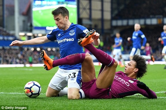 Everton 1-3 Man City: Đẳng cấp trên tầm - 2
Coleman (trái) tranh bóng với Sane