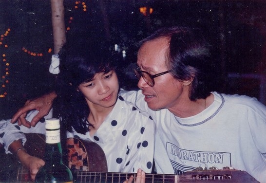 Hết tin đồn bán dâm đến lùm xùm tình ái, showbiz Việt trở nên "nhiễu loạn" - 10 “Lần đầu tiên tôi hát cho anh Sơn nghe là bài “Lặng lẽ nơi này”. Sáng hôm sau, anh Sơn có mời tôi đi ăn phở. Và từ đó trở đi hai anh em hầu như ngày nào cũng gặp nhau”, ca sĩ Hồng Nhung chia sẻ về kỷ niệm đáng nhớ khi lần đầu tiên hát cho nhạc sĩ tài hoa nghe.