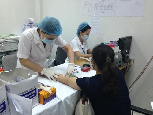 Nguy cơ nhiễm vi rút viêm gan do xăm môi, xăm mày - 1 Việc điều trị viêm gan virus C còn hạn chế do chi phí điều trị cao