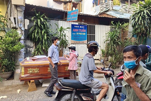 Xót xa chuyện em trai tự đào huyệt chôn xác chị trong nhà - 3 Người dân địa phương đóng góp hỗ trợ để mai táng bà Trịnh Thị Bạch Tuyết.