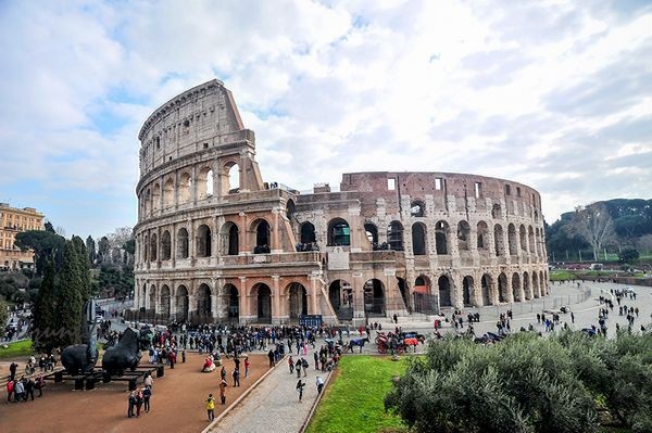 Ngắm hình bóng thời gian giữa không gian lãng mạn Roma - 3 Chứng tích bi hùng của đế chế La mã cổ đại như vẫn còn vọng vang tiếng hò reo của biết bao Gladiator (đấu sĩ) đã phải đổ máu cho một thú chơi hoang dại và bạo liệt của các Caesar.