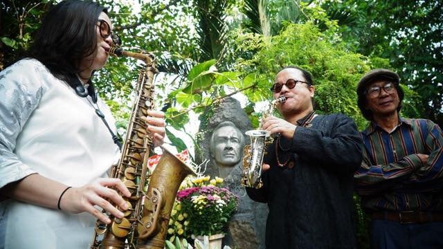 Nhạc sĩ saxophine Trần Mạnh Tuấn và con gái An Trần trình diễn những giai điệu du dương trước mộ nhạc sĩ trong ngày giỗ lần thứ 17.