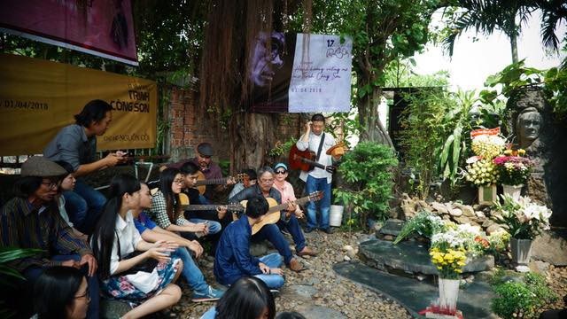 Tất cả cùng ngồi lại với nhau trước mộ của ông, cùng hát lên những giai điệu đã gắn với ông cả đời và với cả người hâm mộ, có rất nhiều gương mặt trẻ trung... Như khán giả Vũ Mạnh Hải chia sẻ: “Khi nhìn các bạn trẻ yêu thích nhạc sĩ Trịnh Công Sơn tôi rất vui và hạnh phúc. Ở đây có rất nhiều bạn chỉ mới 17 tuổi bằng với số năm mà nhạc sĩ đã mất. Tôi tin rằng khi ông khép lại cuộc đời mình ở cõi này thì ở một cõi khác sẽ mở ra”.