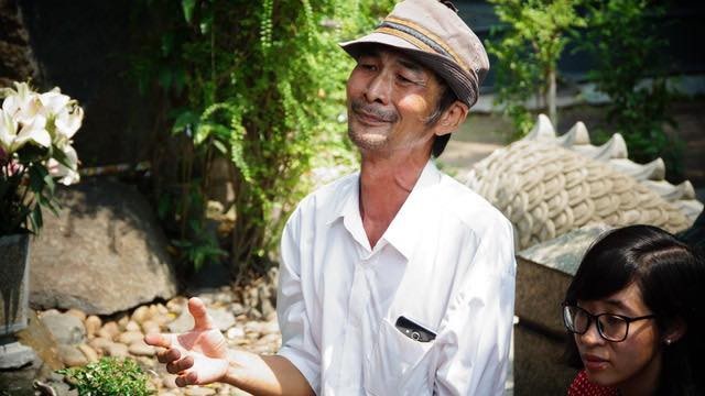 Ông Vũ Mạnh Hải – người hâm mộ cố nhạc sĩ Trịnh Công Sơn, suốt 17 năm kể từ ngày nhạc sĩ ra đi ông đều đến viếng, không chỉ vậy ông còn nuôi dưỡng ngọn lửa tình cảm đó đến với khán giả trẻ khác. Ông cho biết, không chỉ đến giỗ mà mỗi khi có chuyện buồn trong lòng ông đều đến đây.