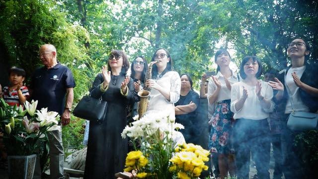 Trong dòng khói hương tưởng niệm, những giai điệu các ca khúc của nhạc sĩ được hòa giọng với nhau bởi rất nhiều thế hệ làm mọi người cảm thấy ấm lòng và đầy xúc động.