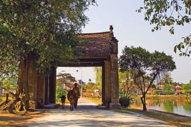 4 điểm du lịch hấp dẫn gần Hà Nội cho dịp nghỉ lễ 30/4 - 1 Cổng làng Mông Phụ với lối kiến trúc “Thượng gia hạ môn” - trên là nhà dưới là cổng.