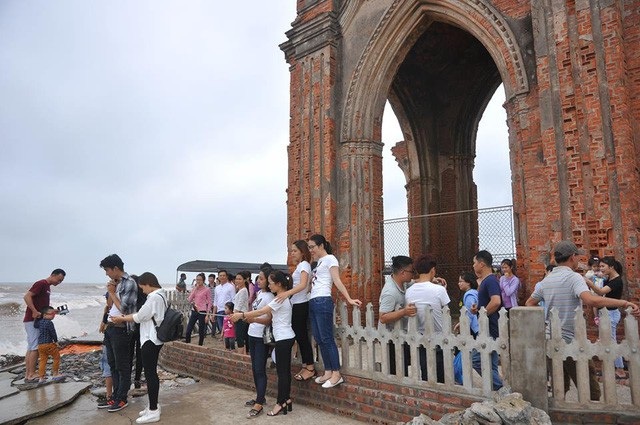Gần Hà Nội có một bãi biển đẹp yên bình không phải ai cũng biết - 2 Nhà thờ đổ thu hút khách du lịch nhờ vẻ đẹp hoang sơ và cổ kính. Ảnh: Hà Trang