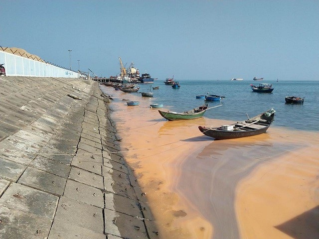 Dải nước màu đỏ dọc bờ biển Quảng Bình có thể do trứng khuyếc - 1 Dải nước màu đỏ gạch xuất hiện tại bãi biển xã Quảng Đông, huyện Quảng Trạch