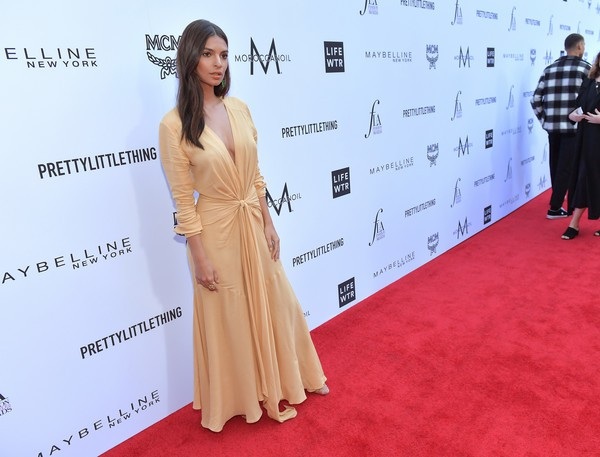 Emily Ratajkowski kín đáo bất ngờ - 5
Bộ đồ cô mặc kín đáo hơn hẳn so với hình ảnh thường lệ