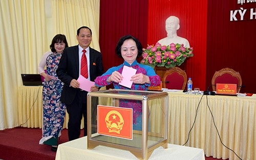 Yên Bái có Giám đốc Sở Tài nguyên và Môi trường mới - 1 Các đại biểu HĐND tỉnh Yên Bái bỏ phiếu bầu nhân sự mới (Ảnh: Đại đoàn kết).