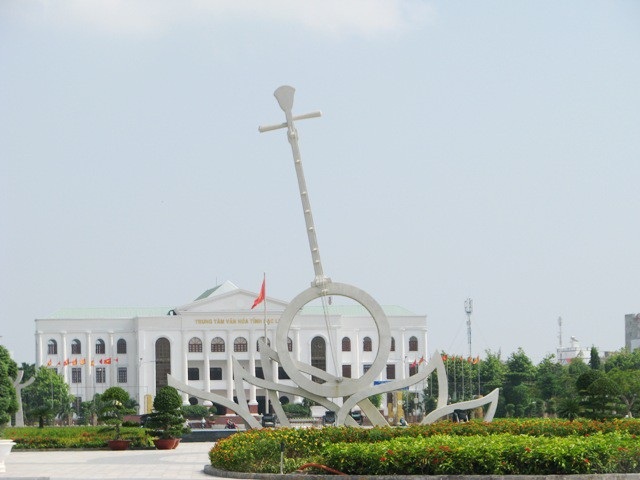 “Hãy trả lại đúng tên cho em!” - 3 Quảng trường Hùng Vương, một trong những điểm du lịch tiêu biểu ĐBSCL tại Bạc Liêu. Nơi đây có công trình Cây đờn kìm được công nhận kỷ lục Việt Nam.