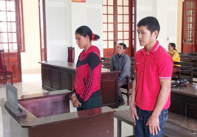 Ngoài 30 tuổi đã "cõng" 2 án mua bán trẻ em - 1 Hai bị cáo Cụt Thị Sân và Cụt Văn Thôn tại phiên tòa