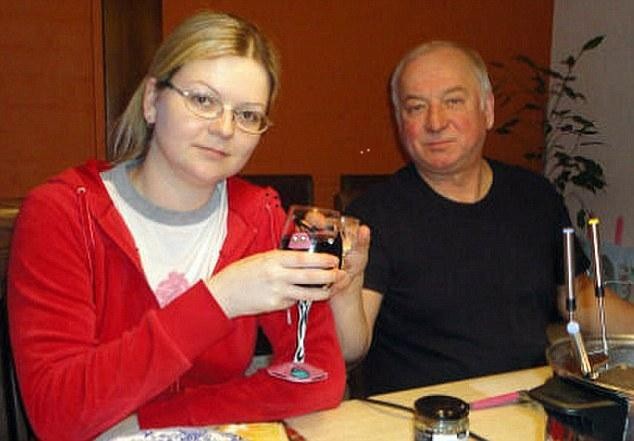 Hé lộ hành trình cha con cựu điệp viên Nga thoát “cửa tử” - 1 Cha con cựu điệp viên Skripal (Ảnh: Getty)