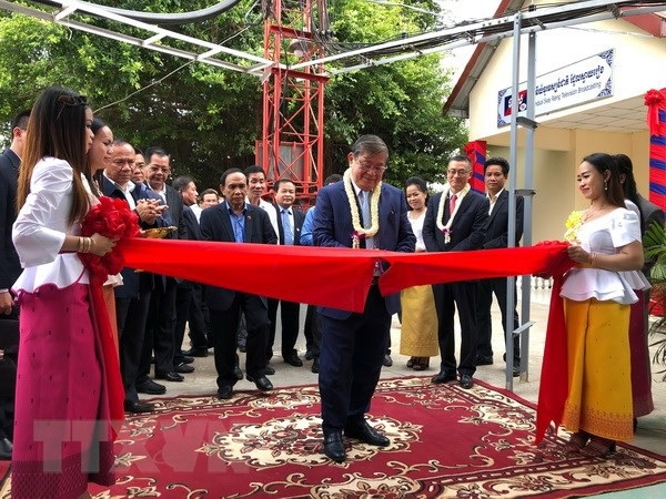 Campuchia khánh thành đài phát sóng tỉnh do Việt Nam tài trợ - 1
Cắt băng khánh thành công trình. (Ảnh: Chanh Đa/TTXVN)