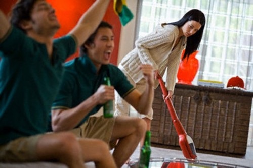 Tái mặt vì câu nói của bạn chồng, nhưng xử sự của chồng còn khiến tôi đau hơn - 1 Nhiều lần bạn bè của chồng kéo về nhà nhậu nhẹt để tôi phải dọn dẹp khiến tôi phát điên. Ảnh minh họa I.T
