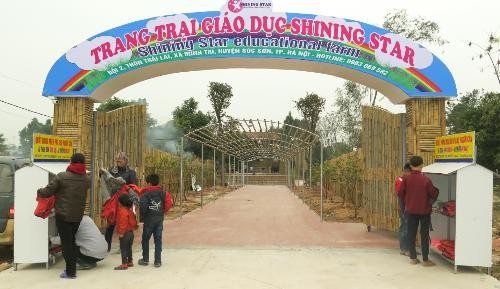 Ấm áp tủ đồ miễn phí ở cổng trường mầm non - 3 Bà con ở Sóc Sơn đến chọn những món đồ mình cần cho ngày đông bớt giá rét.