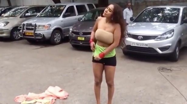 Nữ diễn viên Ấn Độ bị bắt vì thoát y trên phố phản đối ngành phim bóc lột tình dục - 4