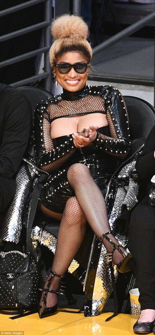 
Ca sỹ Nicki Minaj là người nổi bật nhất khi đi xem trận đấu bóng rổ ở trung tâm Staples, Los Angeles, Mỹ ngày 11/4 vừa qua
