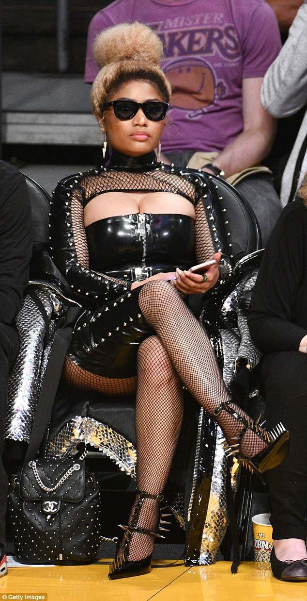 
Rapper 36 tuổi diện bộ váy đen ôm sát cầu kỳ khoe thân hình nảy nở và vòng một ngoại cỡ
