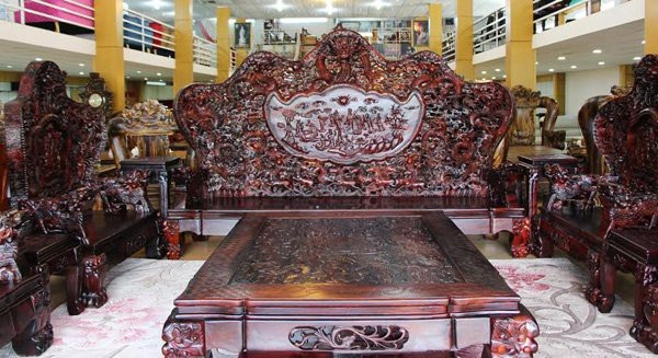 Bộ bàn ghế hình rồng 13 tỷ: Báu vật gỗ quý ngàn năm của đại gia Việt - 2 Được biết, bộ bàn ghế đã được bán cho một khách hàng Hà Nội với giá 12,8 tỷ đồng.