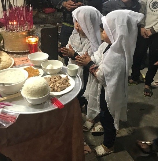 Em Hương bị bỏng gas đã mãi mãi ra đi - 2 Hai con thơ cúng cơm cho mẹ trong sự xót xa của mọi người.