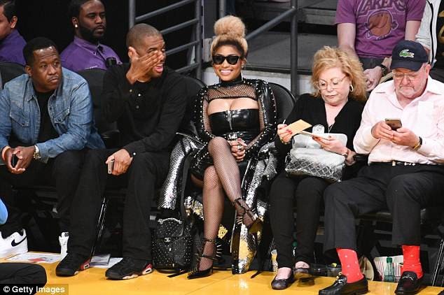 
Mới đây Rapper đình đám khiến fans rất vui mừng khi tuyên bố sắp tung ra 2 ca khúc mới
