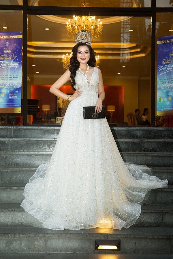 Nữ Hoàng Trần Huyền Nhung lộng lẫy tại đêm Gala tôn vinh - Ảnh 9. Nữ Hoàng Trần Huyền Nhung lộng lẫy tại đêm Gala tôn vinh - Ảnh 9.