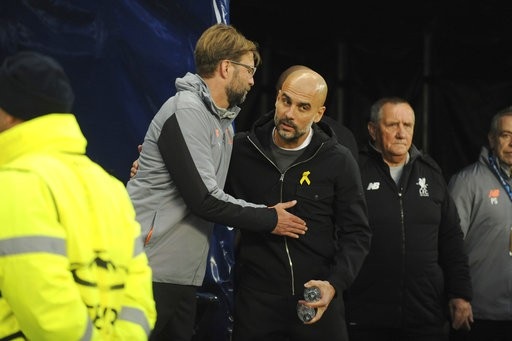 Man City 1-2 Liverpool: Guardiola chỉ còn biết câm lặng - 11
Guardiola (phải) chào Klopp (trái) bằng vẻ mặt buồn bã