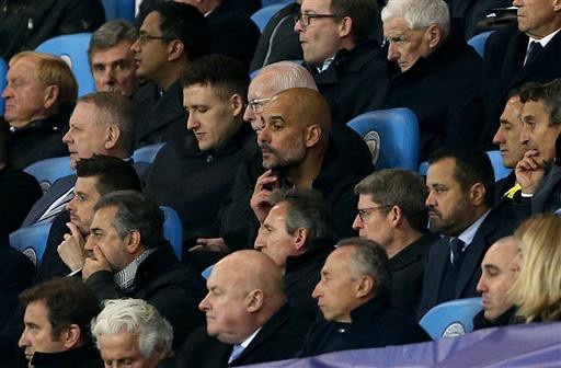 Man City 1-2 Liverpool: Guardiola chỉ còn biết câm lặng - 3
Guardiola ngồi lặng lẽ trên khán đài theo dõi Man City. Một phút nóng nảy khiến Guardiola phải trả giá